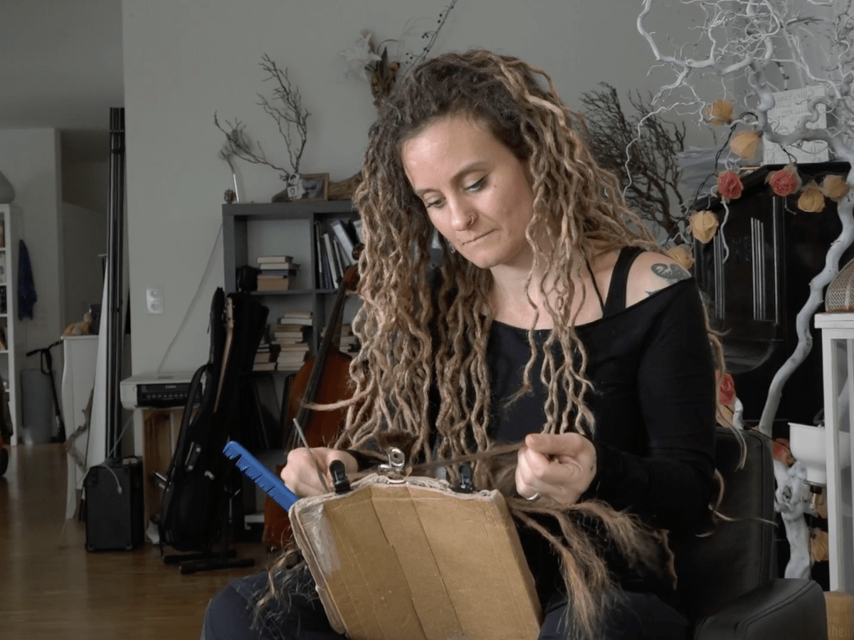 «Für mich ist es wichtig, nach aussen zu tragen, wie ich innen aussehe» – Dreadlocks-Stylistin Géraldine Schmid im&nbsp;Porträt