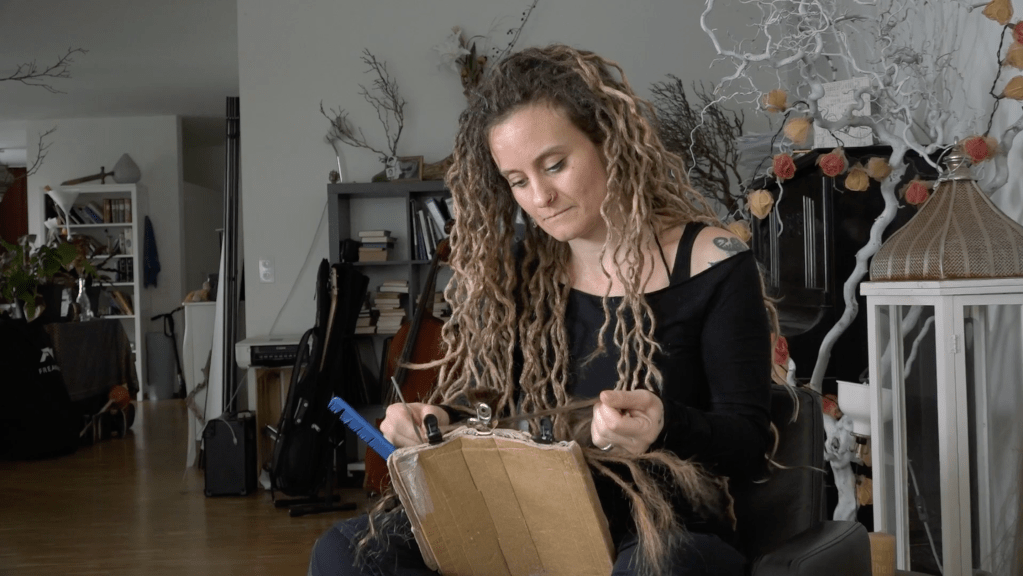 «Für mich ist es wichtig, nach aussen zu tragen, wie ich innen aussehe» – Dreadlocks-Stylistin Géraldine Schmid im&nbsp;Porträt